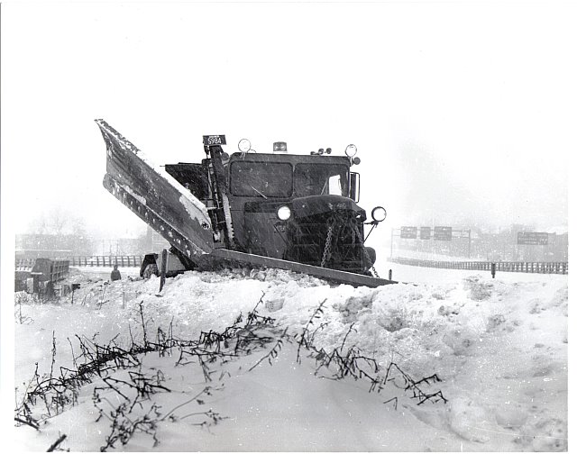 http://www.badgoat.net/Old Snow Plow Equipment/Trucks/Walter 100 Traction/Mass DPW Snowfighters/GW640H504-12.jpg
